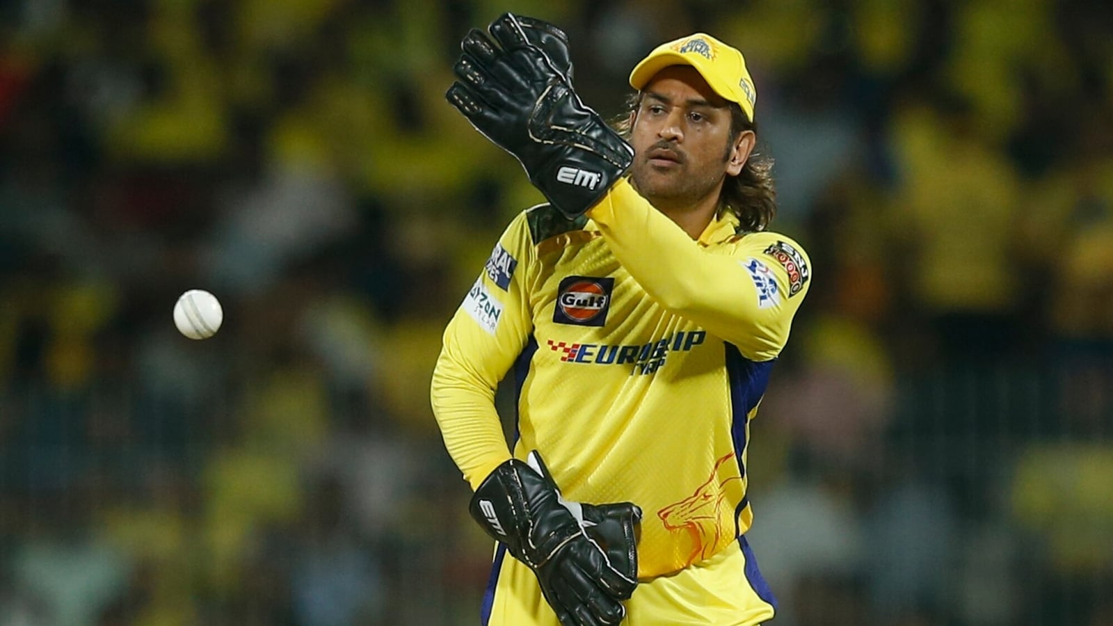 Stuart Broad sympathizes with MS Dhoni's reduced batting role; Steve Smith in awe of CSK legend's spectacular '2.27m' dive