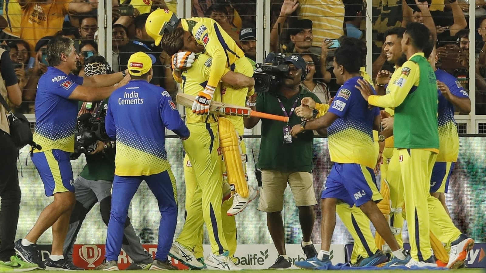 Ravindra Jadeja's Funny Story: Being Lifted by MS Dhoni After Sakshi Dhoni - A Hilarious Moment