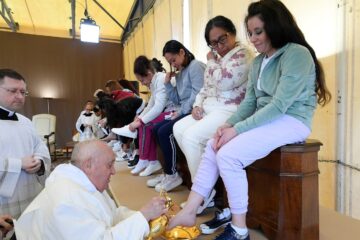 Pope Francis Performs Foot-Washing Ritual with 12 Female Prisoners Before Easter